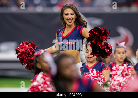 Houston, Stati Uniti d'America. Il 18 agosto 2018. Houston Texans cheerleader eseguire prima un preseason NFL partita di calcio tra la Houston Texans e San Francisco 49ers a NRG Stadium di Houston, TX. Houston ha vinto il gioco 16 a 13. Trask Smith/CSM Foto Stock
