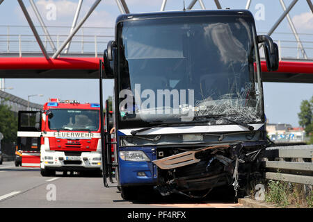 Norimberga, Germania. 19 Ago, 2018. Un autobus danneggiato sorge sull'Autostrada 73 (A73) dopo una collisione con il veicolo di un cattivo modo conducente. Il cattivo modo driver è stato gravemente ferito e trasportato in un ospedale in elicottero di salvataggio, secondo i servizi di emergenza. Il suo passeggero è stato gravemente ferito. Secondo la polizia, vi era un giovane team sportivo sul bus, 19 giovani con i propri supervisori. Credito: Daniel Karmann/dpa/Alamy Live News Foto Stock