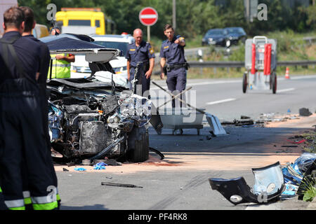 Norimberga, Germania. 19 Ago, 2018. La vettura relitto di un cattivo modo conducente sorge sull'Autostrada 73 (A73) dopo la collisione con un pullman. Il cattivo modo driver è stato gravemente ferito e trasportato in un ospedale in elicottero di salvataggio, secondo i servizi di emergenza. Il suo passeggero è stato gravemente ferito. Secondo la polizia, vi era un giovane team sportivo sul bus, 19 giovani con i propri supervisori. Credito: Daniel Karmann/dpa/Alamy Live News Foto Stock