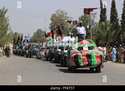 Lashkar Gah, Afghanistan. 19 Ago, 2018. Afghani afgano celebrano il giorno di indipendenza in Lashkar Gah, capitale della provincia meridionale di Helmand, 19 Agosto, 2018. Afghanistan domenica ha segnato il 99° anniversario della sua indipendenza dall'Impero Britannico occupazione nel mezzo di un deterioramento della situazione della sicurezza. Credito: Abdul Aziz Safdari/Xinhua/Alamy Live News Foto Stock