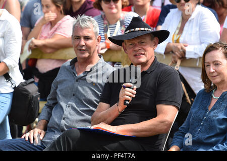 Beaminster, Dorset, Regno Unito. 19 agosto 2018. Regno Unito Meteo. Attore Martin Clunes è accompagnato dal suo amico e compagno di attore Neil Morrissey per giudicare il miglior cane trucco a Buckham Fiera a Beaminster, Dorset. Credito Foto: Graham Hunt/Alamy Live News Foto Stock