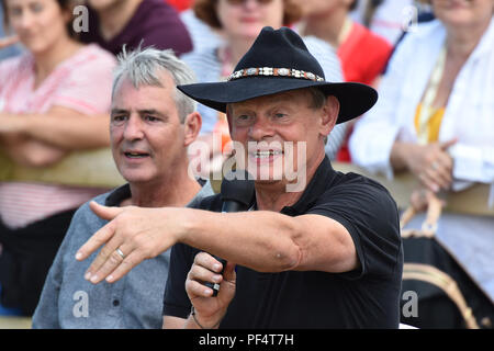 Beaminster, Dorset, Regno Unito. 19 agosto 2018. Regno Unito Meteo. Attore Martin Clunes è accompagnato dal suo amico e compagno di attore Neil Morrissey per giudicare il miglior cane trucco a Buckham Fiera a Beaminster, Dorset. Credito Foto: Graham Hunt/Alamy Live News Foto Stock