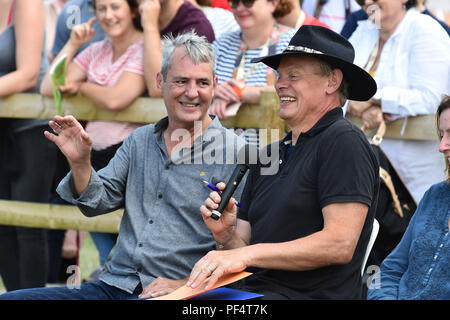 Beaminster, Dorset, Regno Unito. 19 agosto 2018. Regno Unito Meteo. Attore Martin Clunes è accompagnato dal suo amico e compagno di attore Neil Morrissey per giudicare il miglior cane trucco a Buckham Fiera a Beaminster, Dorset. Credito Foto: Graham Hunt/Alamy Live News Foto Stock