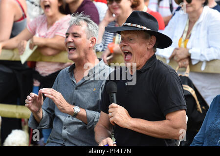 Beaminster, Dorset, Regno Unito. 19 agosto 2018. Regno Unito Meteo. Attore Martin Clunes è accompagnato dal suo amico e compagno di attore Neil Morrissey per giudicare il miglior cane trucco a Buckham Fiera a Beaminster, Dorset. Credito Foto: Graham Hunt/Alamy Live News Foto Stock