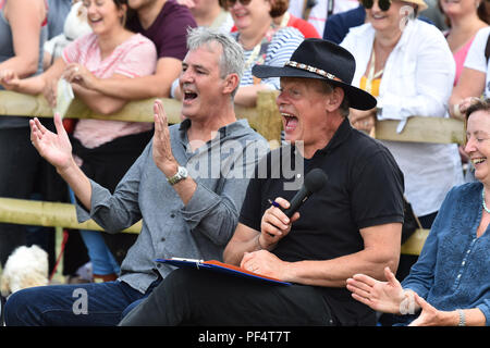 Beaminster, Dorset, Regno Unito. 19 agosto 2018. Regno Unito Meteo. Attore Martin Clunes è accompagnato dal suo amico e compagno di attore Neil Morrissey per giudicare il miglior cane trucco a Buckham Fiera a Beaminster, Dorset. Credito Foto: Graham Hunt/Alamy Live News Foto Stock