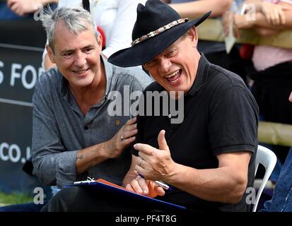 Martin Clunes e Neil Morrissey giudicare miglior trucco nel cane la concorrenza Credito: Finnbarr Webster/Alamy Live News Foto Stock