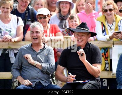 Martin Clunes e Neil Morrissey giudicare miglior trucco nel cane la concorrenza Credito: Finnbarr Webster/Alamy Live News Foto Stock