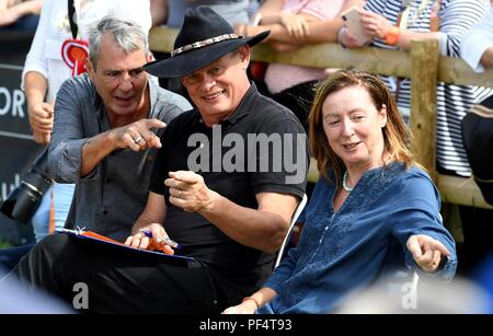 Martin Clunes e Neil Morrissey giudicare miglior trucco nel cane la concorrenza Credito: Finnbarr Webster/Alamy Live News Foto Stock