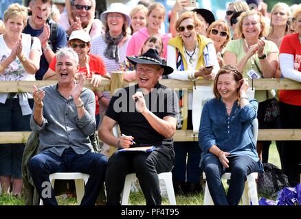 Martin Clunes e Neil Morrissey giudicare miglior trucco nel cane la concorrenza Credito: Finnbarr Webster/Alamy Live News Foto Stock