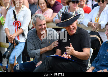 Beaminster, Dorset, Regno Unito. 19 agosto 2018. Regno Unito Meteo. Attore Martin Clunes è accompagnato dal suo amico e compagno di attore Neil Morrissey per giudicare il miglior cane trucco a Buckham Fiera a Beaminster, Dorset. Credito Foto: Graham Hunt/Alamy Live News Foto Stock