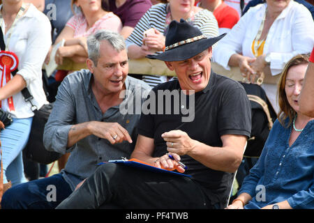 Beaminster, Dorset, Regno Unito. 19 agosto 2018. Regno Unito Meteo. Attore Martin Clunes è accompagnato dal suo amico e compagno di attore Neil Morrissey per giudicare il miglior cane trucco a Buckham Fiera a Beaminster, Dorset. Credito Foto: Graham Hunt/Alamy Live News Foto Stock