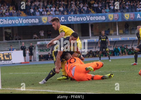 Verona, Italia. 18 Agosto, 2018. Cristiano Ronaldo dos Santos Aveiro della Juventus e Stefano Sorrentino del Chievo Verona e Mattia Bani del Chievo Verona durante l'italiano 'Serie A' match tra Chievo Verona 2-3 Juventus allo Stadio Marc Antonio Bentegodi il 18 agosto 2018 a Verona, Italia. Credito: Maurizio Borsari/AFLO/Alamy Live News Credito: Aflo Co. Ltd./Alamy Live News Foto Stock