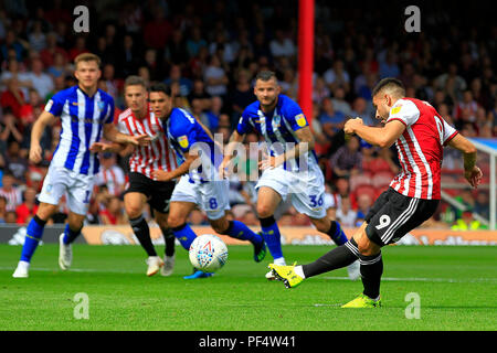 Londra, Regno Unito. 19 Ago, 2018. Solo uso editoriale, è richiesta una licenza per uso commerciale. Nessun uso in scommesse, giochi o un singolo giocatore/club/league pubblicazioni. Neal Maupay di Brentford punteggi della sua squadra il primo obiettivo da una penalità. EFL Skybet partita in campionato, Brentford v Sheffield mercoledì al Griffin Park Stadium di Londra domenica 19 agosto 2018. Questa immagine può essere utilizzata solo per scopi editoriali. Solo uso editoriale, è richiesta una licenza per uso commerciale. Nessun uso in scommesse, giochi o un singolo giocatore/club/league pubblicazioni. pic da Steffan Bowen/Andrew Orchard fotografia sportiva/Alamy Live news Foto Stock