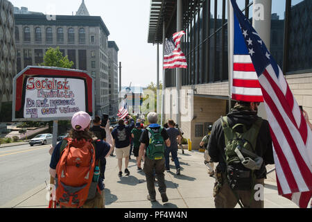 Seattle, WA, Stati Uniti d'America. Il 18 agosto, 2018. La pro gun sostenitori marzo eseguendo il Seattle City Hall dopo il rally al City Hall Plaza. Credito: Maria S./Alamy Live News. Foto Stock
