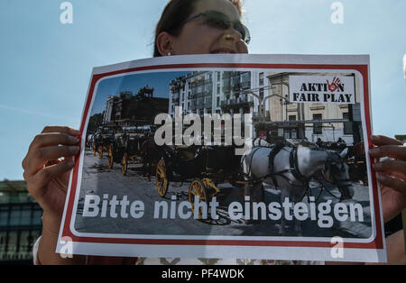 Berlino, Germania. 19 Ago, 2018. "Si prega di non ottenere nell' legge il segno di un protestor sulla Pariser Square. Circa una cinquantina di attivisti per i diritti degli animali di manifestare contro l'uso di carrozze trainate da cavalli a Berlino. La dimostrazione è stata auspicata dal gruppo di azione di "Fair Play", che funziona contro lo sfruttamento degli animali. Credito: Paolo Zinken/dpa/Alamy Live News Foto Stock