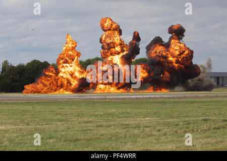 Biggin Hill,festival di volo,,airshow enorme folla,weekend,display,visualizza,frecce rosse, Chinook HC6, Battle of Britain Memorial flight,spitfire X1,wing walkers,piani piani,aereo,volare,battenti,l'ala,ali,Keith larby,akphotos,loop il loop,Persone,l'estate,pinna di coda,RAF,folla,folla,luna park,bancarelle prodotti alimentari,child,i bambini,famiglia,famiglie,cibo,bevanda, Foto Stock