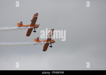 Biggin Hill,UK,19 Agosto,2018,folle immense frequentare Biggin Hill Festival di volo come si commemora la RAF centenario dell'anno, il team di Biggin Hill team ha lanciato i prossimi cento anni di aviazione da ispirare i giovani locali per perseguire una carriera nel settore. Folle sono state trattate per visualizza dalle frecce rosse, Chinook HC6, Battle of Britain Memorial flight, spitfire X1, wing walkers e molti altri.Credit:Keith Larby/Alamy Live News Foto Stock