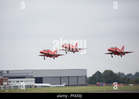 Biggin Hill,UK,19 Agosto,2018,folle immense frequentare Biggin Hill Festival di volo come si commemora la RAF centenario dell'anno, il team di Biggin Hill team ha lanciato i prossimi cento anni di aviazione da ispirare i giovani locali per perseguire una carriera nel settore. Folle sono state trattate per visualizza dalle frecce rosse, Chinook HC6, Battle of Britain Memorial flight, spitfire X1, wing walkers e molti altri.Credit:Keith Larby/Alamy Live News Foto Stock