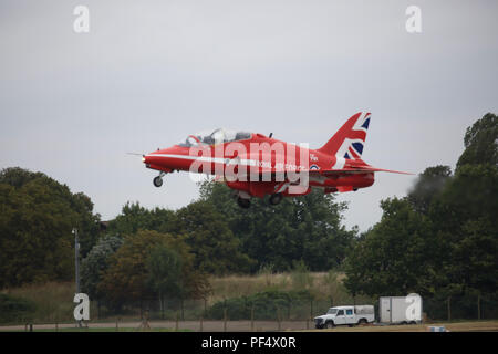 Biggin Hill,UK,19 Agosto,2018,folle immense frequentare Biggin Hill Festival di volo come si commemora la RAF centenario dell'anno, il team di Biggin Hill team ha lanciato i prossimi cento anni di aviazione da ispirare i giovani locali per perseguire una carriera nel settore. Folle sono state trattate per visualizza dalle frecce rosse, Chinook HC6, Battle of Britain Memorial flight, spitfire X1, wing walkers e molti altri.Credit:Keith Larby/Alamy Live News Foto Stock