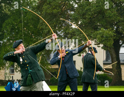 Haddington, Regno Unito. Il 19 agosto 2018. La Società Reale di arcieri, una unità cerimoniale noto come Regina della guardia del corpo per la Scozia stadi a forza di tiro con l'arco sparare come parte di Haddington 700 eventi che avranno luogo durante il 2018 per celebrare la concessione di una carta da Robert the Bruce alla città nel 1318, confermando Haddington il diritto di tenere un mercato e raccogliere la dogana. Gli uomini dalla società alzare i loro longbows presso la forza shoot Foto Stock