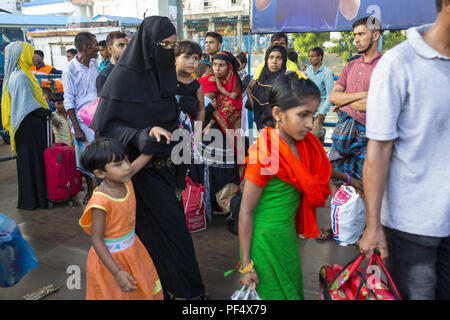 Dacca in Bangladesh. 19 Ago, 2018. Dacca in Bangladesh - 19 agosto : popolo del Bangladesh travel home ai loro villaggi, precedendo l'Eid-ul-Azha festival presso Sadarghat Avviare terminale a Dhaka, nel Bangladesh il 19 agosto 2018. Milioni di abitanti delle città viaggi ai loro villaggi di origine per celebrare Eid-ul-Azha. Credito: Zakir Hossain Chowdhury/ZUMA filo/Alamy Live News Foto Stock