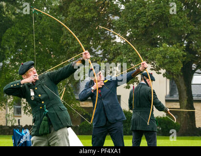 Haddington, Regno Unito. Il 19 agosto 2018. La Società Reale di arcieri, una unità cerimoniale noto come Regina della guardia del corpo per la Scozia stadi a forza di tiro con l'arco sparare come parte di Haddington 700 eventi che avranno luogo durante il 2018 per celebrare la concessione di una carta da Robert the Bruce alla città nel 1318, confermando Haddington il diritto di tenere un mercato e raccogliere la dogana. Gli uomini dalla società alzare i loro longbows presso la forza shoot Foto Stock