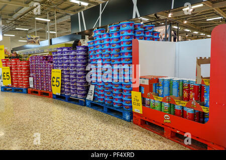 West Thurrock, UK.19 agosto 2018,Tesco Extra Lakeside vendita cioccolatini di Natale a metà agosto quattro mesi prima di Natale, grigi, Inghilterra. © Jason Richardson / Alamy Live News Foto Stock