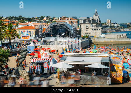 Cascais, Portogallo, Agosto 19, 2018: tra il 17 agosto e 26, 2018 Praia do Ribeiro in Cascais ospita la Festa do Mar Music Festival festival, dotate di famosi musicisti portoghese, nonché brasiliani e africani. Il festival attirerà 500.000 spettatori per una vivace atmosfera completa di carrelli di cibo e delle attività per tutte le età. L'ultimo giorno, gli organizzatori hanno previsto uno spettacolo di fuochi d'artificio che si affaccia sulla baia di Cascais Credito: Alexandre Rotenberg/Alamy Live News Foto Stock