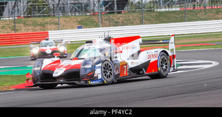 Circuito di Silverstone, UK. 19 Ago, 2018. FIA World Endurance Championship; la Toyota TS050 ibrido LMP1 racing auto da Toyota Gazoo Racing Team (JPN) condotto da Mike Conway (GBR) Kamui Kobayashi (JPN) e Jose Maria Lopez (ARG) conduce davanti a sua sorella team Toyota TS050 ibrido LMP1 racing auto da Toyota Gazoo Racing Team (JPN) pilotato da Sebastien Buemi (CHE) Kazuki Nakajima (JPN) e Fernando Alonso (ESP) durante il round 3 del campionato FIA World Endurance Championship a Silverstone Credito: Azione Sport Plus/Alamy Live News Foto Stock