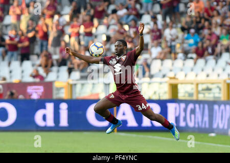 Torino, Italia. 19 agosto 2018. Stadio Olimpico di Torino, Torino, Italia; di calcio della Serie A, Torino rispetto a Roma; Ola Aina di Torino FC controlla una palla alta fuori il suo petto Credit: Azione Plus immagini di sport/Alamy Live News Foto Stock