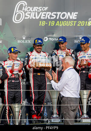 Circuito di Silverstone, UK. 19 Ago, 2018. FIA World Endurance Championship; Fernando Alonso (ESP) della Toyota TS050 ibrido LMP1 racing auto da Toyota Gazoo Racing Team (JPN) sul podio i vincitori di ricevere un premio speciale Credito: Azione Sport Plus/Alamy Live News Foto Stock