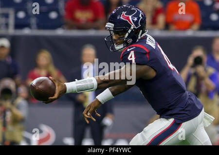 Agosto 18, 2018: Houston Texans quarterback Deshaun Watson (4) durante la preseason NFL partita di calcio tra la Houston Texans e San Francisco 49ers a NRG Stadium di Houston, TX. John Glaser/CSM Foto Stock