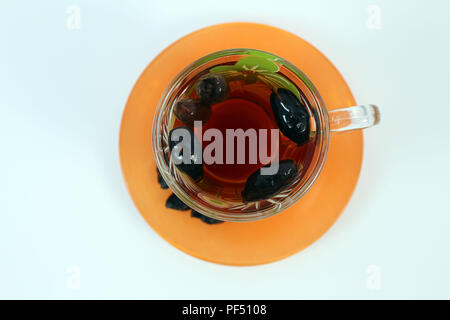 Una tazza di rose hip tea su sfondo bianco. Vista superiore Foto Stock