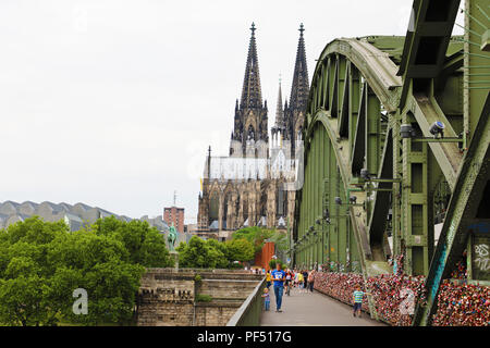 Colonia, Germania - 31 Maggio 2018: la splendida vista del ponte di Hohenzollern con amore lucchetti (amore serrature) e la Cattedrale sullo sfondo Foto Stock