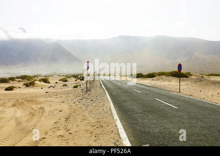 Bella vista prospettica del deserto vuoto strada asfaltata a Lanzarote, Isole Canarie Foto Stock