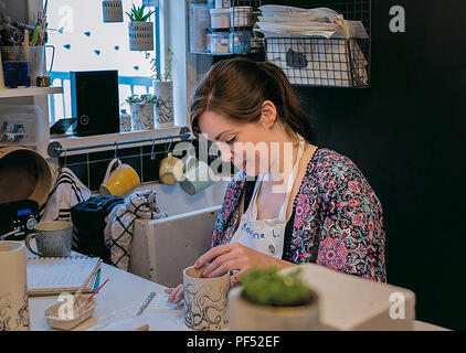 Potter femmina, Northern Quarter, Manchester Foto Stock