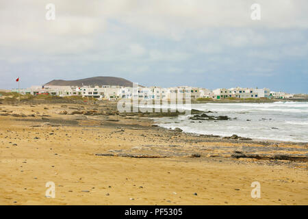 Caleta de Famara beach village e sullo sfondo, Lanzarote, Isole Canarie Foto Stock