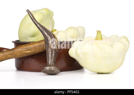 Gruppo di tre intera estate white pattypan squash in un marrone ghisa pan isolati su sfondo bianco Foto Stock