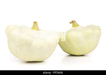 Gruppo di due interi mature estate white pattypan squash isolati su sfondo bianco Foto Stock