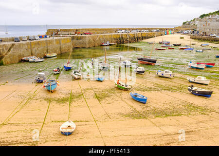 MOUSEHOLE, Inghilterra - 20 giugno: barche da pesca spiaggiata a bassa marea in Mousehole Harbour. In Mousehole, Cornwall, Inghilterra. Il 20 giugno 2018. Foto Stock