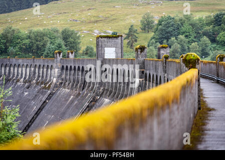 La diga Clatteringshaws nel Galloway Forest Park nel sud-ovest della Scozia. Costruito da Sir Alexander Gibb & Partners nel 1932-38, è a sud ovest Foto Stock