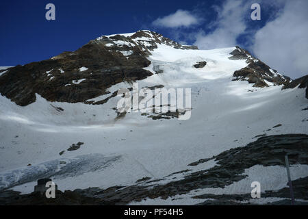 Pyramide Vincent (4215m) (l) Punta Giordani (4046m) (r)visto da Punta Indren, Monte Rosa Alagna, Gressonney, Piemonte, Italia Foto Stock