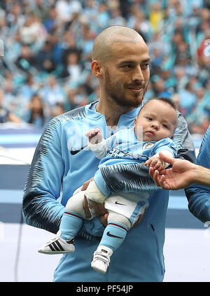 Manchester City David Silva (sinistra) sul campo con il suo neonato figlio Mateo all inizio del match di Premier League al Etihad Stadium e Manchester. Stampa foto di associazione. Picture Data: domenica 19 agosto, 2018. Vedere PA storia uomo Soccer City. Foto di credito dovrebbe leggere: Martin Rickett/filo PA. Restrizioni: solo uso editoriale nessun uso non autorizzato di audio, video, dati, calendari, club/campionato loghi o 'live' servizi. Online in corrispondenza uso limitato a 120 immagini, nessun video emulazione. Nessun uso in scommesse, giochi o un singolo giocatore/club/league pubblicazioni. Foto Stock