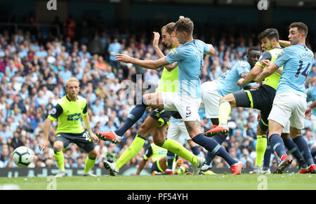 Huddersfield Town Jon Gorenc Stankovic punteggi il suo lato del primo obiettivo del gioco (centro sinistra) durante il match di Premier League al Etihad Stadium e Manchester. Foto Stock