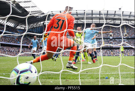 Il Jon Gorenc Stankovic di Huddersfield Town (seconda a destra) segna il primo gol del suo fianco durante la partita della Premier League all'Etihad Stadium di Manchester. PREMERE ASSOCIAZIONE foto. Data immagine: Domenica 19 agosto 2018. Guarda la storia di calcio della PA Man City. Il credito fotografico dovrebbe essere: Martin Rickett/PA Wire. RESTRIZIONI: Nessun utilizzo con audio, video, dati, elenchi di apparecchi, logo di club/campionato o servizi "live" non autorizzati. L'uso in-match online è limitato a 120 immagini, senza emulazione video. Nessun utilizzo nelle scommesse, nei giochi o nelle pubblicazioni di singoli club/campionati/giocatori. Foto Stock