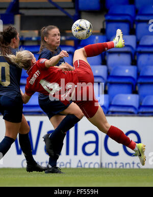 Liverpool donna Rhiannon Roberts e il Manchester United donna Kirsty Hanson (top) battaglia per la palla durante i pneumatici Continental Cup, gruppo due Nord corrispondono a Prenton Park, Birkenhead. Foto Stock