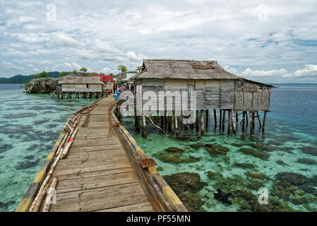 Vista del bajo tradizionale villaggio con ponte e case di legno sulle isole Togean nelle Sulawesi, Indonesia Foto Stock