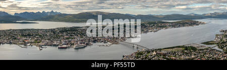 Vista panoramica di Tromso con Kvaloya montagne sullo sfondo e il mare che circonda la città. Troms, Norvegia Foto Stock