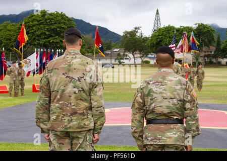 Col. David B. Womack, incoming xxv divisione di fanteria capo del personale, Schofield Barracks, Hawaii, si assume la responsabilità dei dazi nel corso di una cerimonia sul campo Weyand, Schofield caserma, il 10 agosto, 2018. Womack ha precedentemente servita sulla installazione come comandante della brigata 2a combattere la squadra, XXV divisione di fanteria. Foto Stock