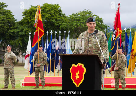 Col. David B. Womack, incoming xxv divisione di fanteria capo del personale, Schofield Barracks, Hawaii, si assume la responsabilità dei dazi nel corso di una cerimonia sul campo Weyand, Schofield caserma, il 10 agosto, 2018. Womack ha precedentemente servita sulla installazione come comandante della brigata 2a combattere la squadra, XXV divisione di fanteria. Foto Stock